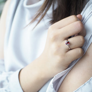 à¹à¸«à¸§à¸™à¸žà¸¥à¸­à¸¢à¸›à¸£à¸°à¸ˆà¸³à¸§à¸±à¸™à¹€à¸à¸´à¸” (à¹€à¸ªà¸²à¸£à¹Œ) | Lucky Me Ring- White Gold (Red Garnet)