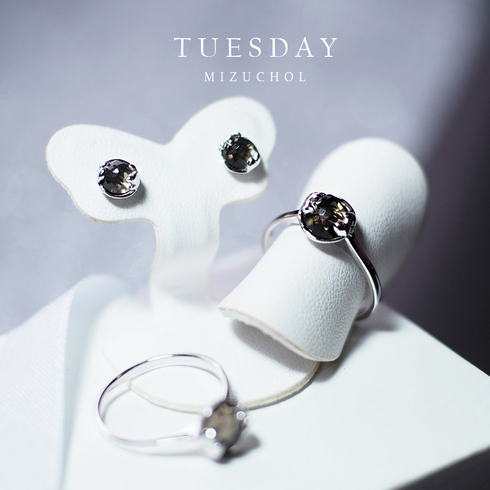 แหวนพลอยประจำวันเกิด เสริมการเงิน Tuesday | Lucky Me Ring- White Gold (Grey Smoky Quart)