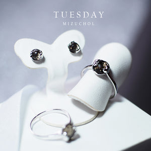 แหวนพลอยประจำวันเกิด เสริมการเงิน Tuesday | Lucky Me Ring- White Gold (Grey Smoky Quart)
